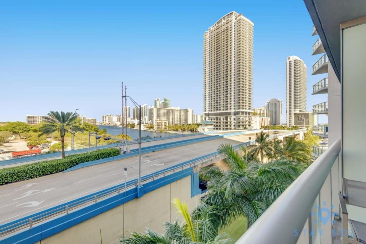 Balcony - Pool - Near Beach - Gym Plaja Hallandale Exterior foto